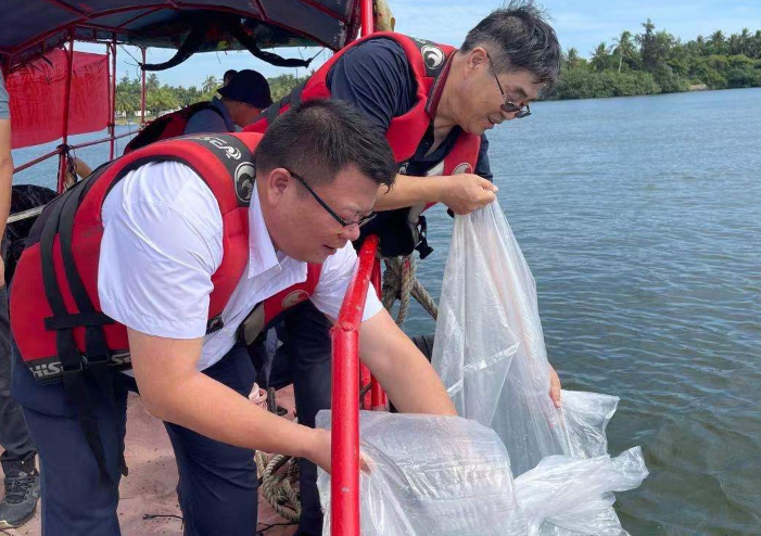 我院在万泉河国家级水产种质资源保护区博鳌段举行增殖放流活动